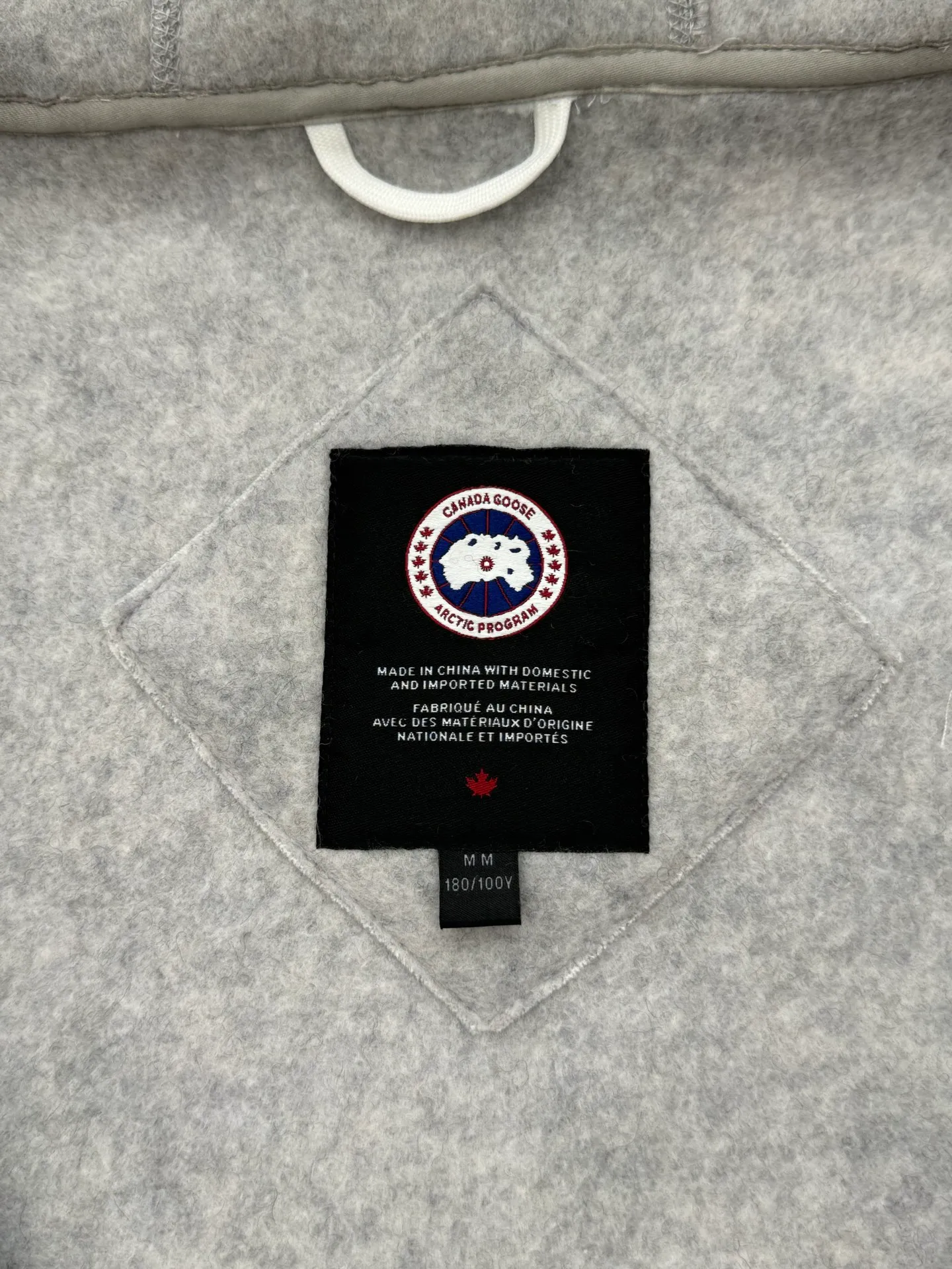 P810 Canada Goos Fleece Badge Hooded Jacket SIZE S/M/L/XL The fabric is made of wool as the main body, with a very small amount of spandex and polyester fiber blended into the wool fleece fabric. The sleeves and hem are closed with 2×2 ribbing. Its strong elasticity can closely fit wrists and waists of different thicknesses, forming an effective 'seal' to prevent cold wind from blowing back. It can still maintain its original shape after repeated stretching and use, and is not easy to loose and deform. And the ribbed cuffs can convey a sense of design and enhance the visual beauty.